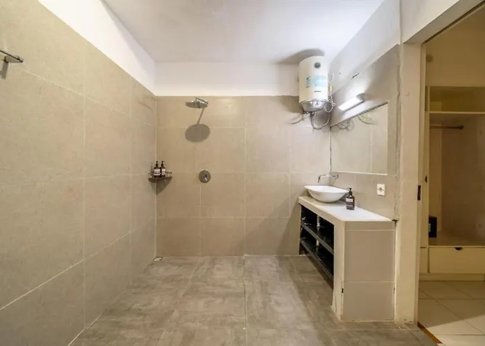 Luxury 3-bedroom Pool In Near & Nightlife *